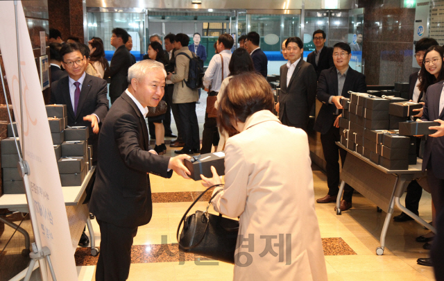 김경규(왼쪽) 하이투자증권 사장이 28일 창립 30주년을 기념해 서울 여의도 본사에서 진행된 ‘임직원 아침 챙기기 프로그램’에 참여해 출근하는 임직원들에게 아침 식사를 전달하고 있다./사진제공=하이투자증권