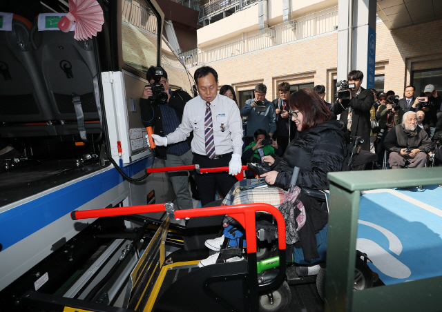 ‘휠체어 타고 고속버스 타요’      (서울=연합뉴스) 이지은 기자 = 휠체어 탑승 고속버스 시범운영 첫 날인 28일 오후 서울 서초구 서울고속버스터미널 경부선 승강장에서 한 장애인이 고속버스에 올라타고 있다. 이날부터 시범 운행되는 휠체어 탑승 설비 장착 고속버스는 10개 버스업체가 1대씩 버스를 개조해 버스 당 휠체어 2대를 실을 수 있도록 만들었다. 노선은 서울∼부산, 서울∼강릉, 서울∼전주, 서울∼당진 등 4개 노선이다. 2019.10.28      jieunlee@yna.co.kr  (끝)      <저작권자(c) 연합뉴스, 무단 전재-재배포 금지>