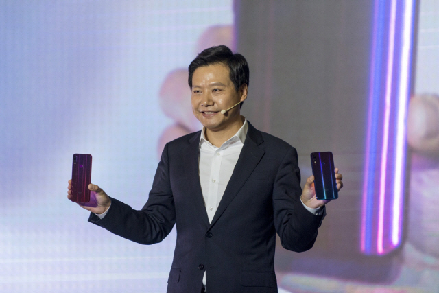 레이쥔 샤오미 CEO가 지난 1월 10일(현지시간) 중국 베이징에서 열린 신제품 출시회에서 레드미 노트7을 선보이고 있다. /베이징=블룸버그