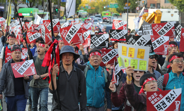 지난 24일 오후 서울 종로구 효자동 주민센터 인근에서 전국교직원노동조합 관계자 등이 행진을 하고 있다. 이들은 이날 정부에 노동행정개혁위 권고사항의 이행과 전교조 법외노조 직권 취소를 요구했다. /연합뉴스