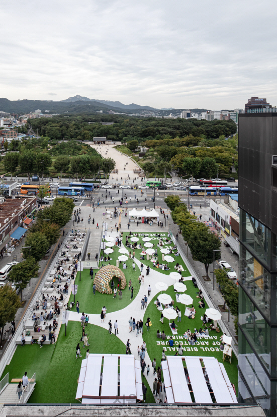 시민들이 서울 세운상가 인근에서 서울도시건축비엔날레 현장 프로젝트를 관람하고 있다. /사진제공=서울시