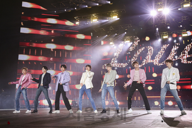 BTS가 29일 잠실 종합운동장에서 1년 2개월 월드투어의 마지막 공연을 펼치고 있다. /사진제공=빅히트엔터테인먼트