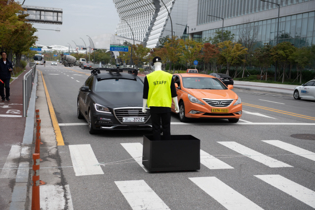 LG유플러스의 5G-V2X 통신 기반 자율주행 차량이 10일 서울 마곡 LG사이언스파크 인근에서 진행된 시연에서 갑자기 나타난 보행자를 발견한 뒤 급정거하고 있다./사진제공=LG유플러스