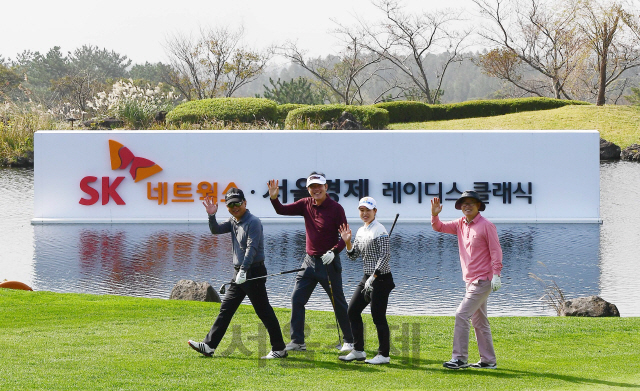 박민지(왼쪽 세 번째)와 동반자들이 오른쪽에 워터해저드가 있는 18번홀 페어웨이를 걸으며 카메라를 향해 손을 흔들고 있다.