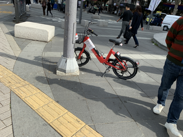 서울 종로구 안국역 사거리 인근 보행로에 주차돼 있는 공유 전기자전거. 서울 중구청은 해당 자전거에 철거예고 통지서를 붙여두었다. / 강신우 기자