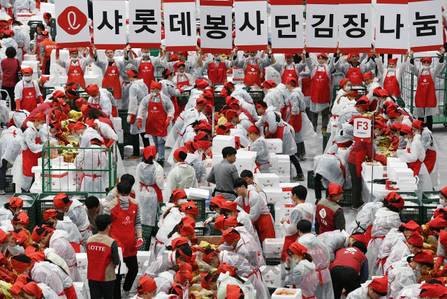 29일 오후 서울 서초구 aT센터에서 열린 ‘샤롯데봉사단 어울림 김장 나눔’ 행사에 참여한 황각규 롯데지주 대표이사를 비롯한 45개 롯데 계열사 임직원 1,100명이 김장김치를 담그고 있다. 롯데는 1만5,000포기의 김치를 전국 각지의 이웃에게 전달한다./오승현기자 2019.10.29