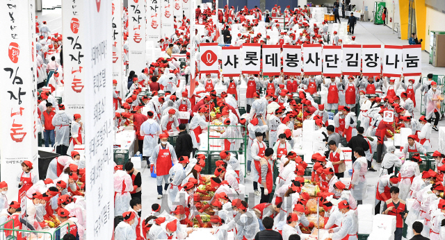 29일 오후 서울 서초구 aT센터에서 열린 ‘샤롯데봉사단 어울림 김장 나눔’ 행사에 참여한 황각규 롯데지주 대표이사를 비롯한 45개 롯데 계열사 임직원 1,100명이 김장김치를 담그고 있다. 롯데는 1만5,000포기의 김치를 전국 각지의 이웃에게 전달한다./오승현기자 2019.10.29