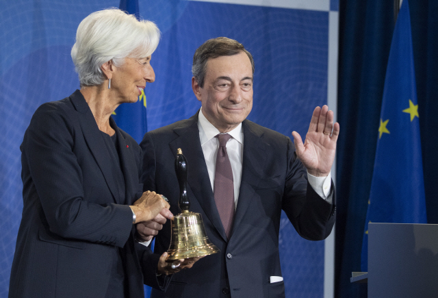 마리오 드라기(오른쪽) 유럽중앙은행(ECB) 총재가 28일(현지시간) 퇴임식에서 내달 1일 부임하는 크리스틴 리가르드 전 국제통화기금(IMF) 총재에게 의장직을 상징하는 벨을 넘겨주고 있다. /프랑크푸르트=AP연합뉴스