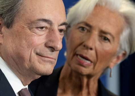 떠나는 마리오 드라기(왼쪽) 유럽중앙은행(ECB) 총재와 크리스틴 라가르드 차기 총재./로이터연합뉴스