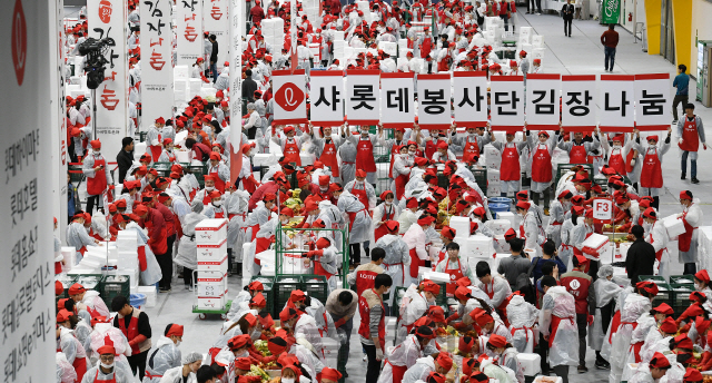 29일 오후 서울 서초구 aT센터에서 열린 ‘샤롯데봉사단 어울림 김장 나눔’ 행사에 참여한 황각규 롯데지주 대표이사를 비롯한 45개 롯데 계열사 임직원 1,100명이 김장김치를 담그고 있다. 롯데는 1만5,000포기의 김치를 전국 각지의 이웃에게 전달한다./오승현기자 2019.10.29