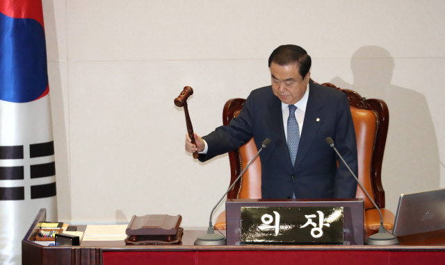 문희상 국회의장이 29일 오전 국회 본회의를 개의하고 있다. /연합뉴스