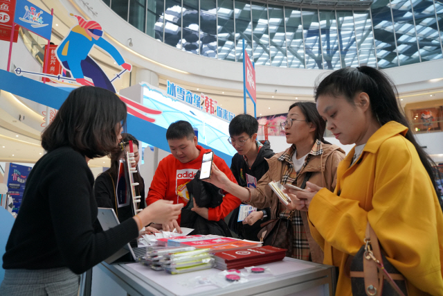 지난 26일 중국 베이징 허성후이 쇼핑몰에서 개최된 ‘동계스키관광페스티벌’의 한국방문위원회 부스에서 베이징 시민들이 ‘코리아그랜드세일’에 대해 문의하고 있다.   /최수문기자