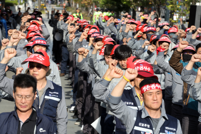지난 18일 서울 여의도 산업은행 앞에서 전국 금속노동조합 대우조선지회 조합원들이 구호를 외치고 있다. /연합뉴스