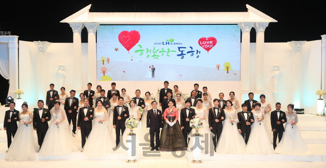변창흠 LH 사장 내외(사진 가운데) 및 참석자들이 결혼식이 끝나고 기념촬영을 하고 있다. /사진제공=LH