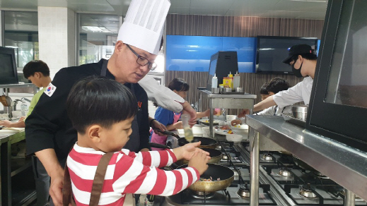 와이즈유 조리예술학부 재학생들이 초등학생들에게 요리사 직업체험 봉사활동을 진행하고 있다./사진제공=와이즈유
