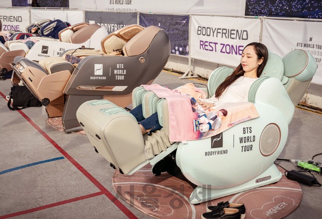 지난 26~27일 한 여성이 서울 송파구 올림픽주경기장에서 열린 방탄소년단 월드투어 콘서트 내 이벤트존에 설치된 바디프랜드 안마의자를 체험해보고 있다./사진제공=바디프랜드