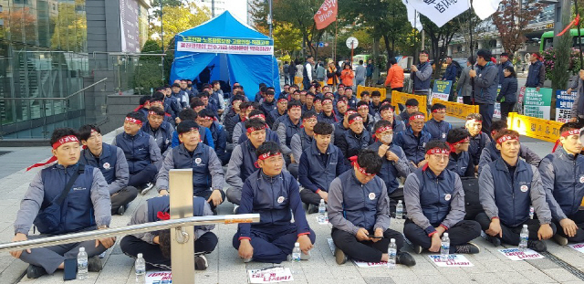 30일 서울 구로구 넷마블 사옥 앞에서 웅진코웨이 노동조합원들이 인수 우선협상 대상자인 넷마블에 면담을 요구하며 천막 농성을 벌이고 있다. 1,500여명의 서비스 기사들로 구성된 웅진코웨이 노조는 코웨이에 매각 종료 전까지 직접 고용을 촉구하는 동시에 인수자로 나선 넷마블에는 고용안정 보장을 촉구하며 협상에 응할 때까지 천막 농성을 이어가겠다는 입장이다. 한편 넷마블 측은 “현재 인수를 위한 실사를 진행하는 상황으로 (노조 요구에 대한) 의견을 드리기 어렵다”고 밝혔다./사진제공=웅진코웨이 노동조합