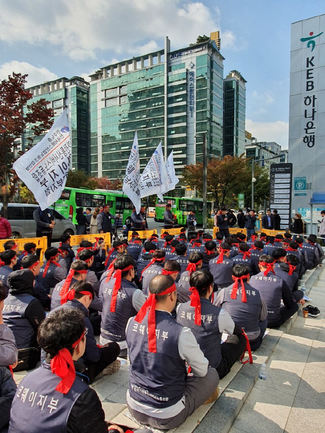 30일 서울 구로구 넷마블 사옥 앞에서 웅진코웨이 노동조합원들이 인수 우선협상 대상자인 넷마블에 면담을 요구하며 농성을 벌이고 있다. 1,500여명의 서비스 기사들로 구성된 웅진코웨이 노조는 코웨이에 매각 종료 전까지 직접 고용을 요구하는 동시에 인수자로 나선 넷마블에는 고용안정 보장을 촉구하며 협상에 응할 때까지 천막 농성을 이어가겠다는 입장이다. 한편 넷마블 측은 “현재 인수를 위한 실사를 진행하는 상황으로 (노조 요구에 대한) 의견을 드리기 어렵다”고 밝혔다./사진제공=웅진코웨이 노동조합