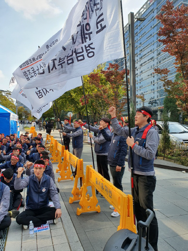 30일 서울 구로구 넷마블 사옥 앞에서 웅진코웨이 노동조합원들이 인수 우선협상 대상자인 넷마블에 면담을 요구하며 농성을 진행하고 있다. 1,500여명의 서비스 기사들로 구성된 웅진코웨이 노조는 코웨이에 매각 종료 전까지 직접 고용을 촉구하는 동시에 인수자로 나선 넷마블에는 고용안정 보장을 촉구하며 협상에 응할 때까지 천막 농성을 이어가겠다는 입장이다. 한편 넷마블 측은 “현재 인수를 위한 실사를 진행하는 상황으로 (노조 요구에 대한) 의견을 드리기 어렵다”고 밝혔다./사진제공=웅진코웨이 노동조합