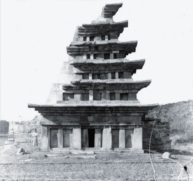 1917년 일제시대에 찍은 미륵사지 석탑(서탑).