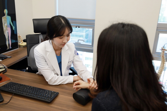 박경선 자생한방병원 원장이 생리통·골반통으로 고생하고 있는 여성을 진맥하고 있다. /사진제공=자생한방병원