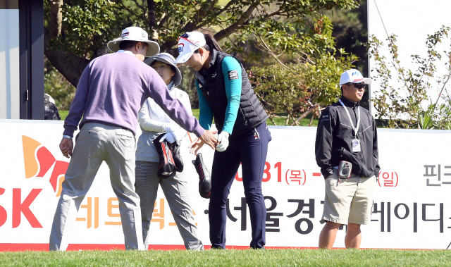 김아림(왼쪽 세 번째)이 30일 연습 라운드 중에 허석호 코치의 지도를 받고 있다. /서귀포=이호재기자