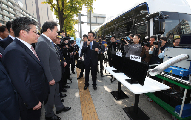 현대차 칭찬한 이총리 '당장의 손해 감내하며 미래車 생산…모범적'