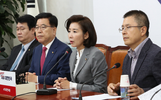 자유한국당 나경원 원내대표가 31일 국회에서 열린 최고위원회의에서 발언하고 있다./연합뉴스