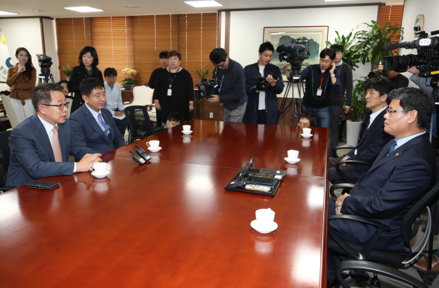 김연철 통일부 장관이 31일 오후 서울 세종로 정부서울청사 집무실에서 금강산관광 사업자인 현대아산의 배국환 사장, 한국관광공사의 안영배 사장 등과 북한의 남측 시설 철거 요구 등 관련 문제를 협의하고 있다./연합뉴스