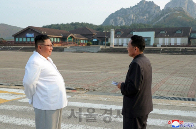 김정은 북한 국무위원장이 금강산관광지구를 현지지도하고 금강산에 설치된 남측 시설 철거를 지시했다고 조선중앙통신이 23일 보도했다. 조선중앙통신이 공개한 금강산관광지구 사진. /연합뉴스