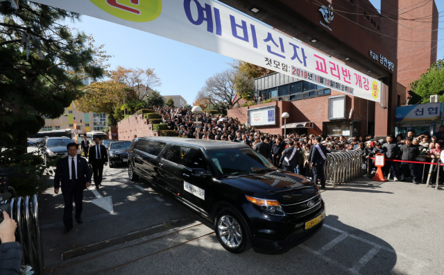 문재인 대통령의 모친 고 강한옥 여사의 발인이 엄수된 31일 빈소가 마련된 부산 수영구 남천성당에서 운구차가 빈소를 나서고 있다./연합뉴스