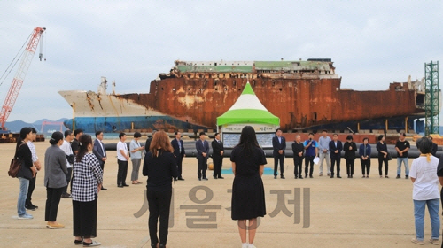 지난 9월 12일 세월호가 거치된 목포신항서 희생자들을 추모하기 위한 합동차례가 열렸다. /서울경제DB