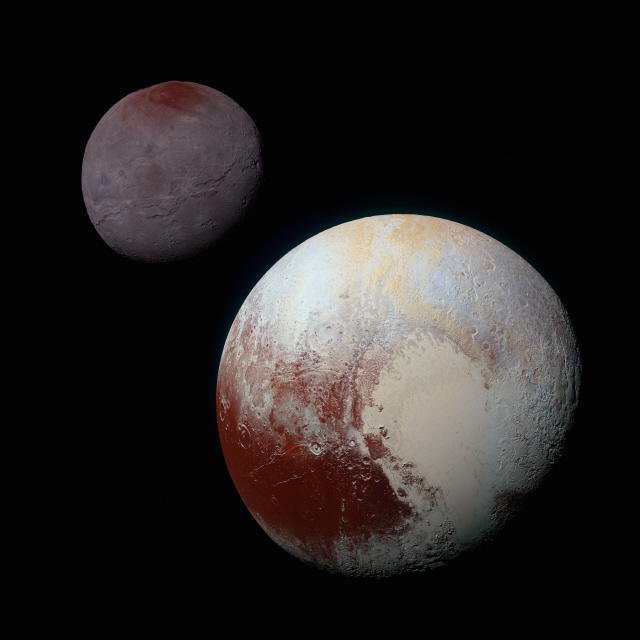 NASA의 뉴호라이즌스호가 촬영한 왜소행성 명왕성(오른쪽)과 그 위성 카론(왼쪽) /NASA