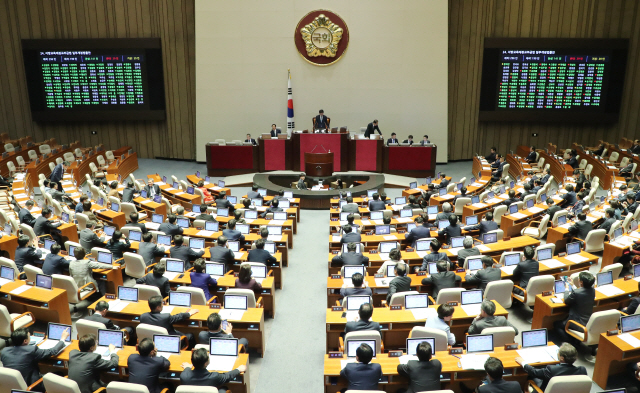 고등학교 무상교육의 근거를 명문화한 초·중등교육법 개정안과 지방교육재정교부금법 개정안이 31일 열린 국회 본회의를 통과하고 있다. /연합뉴스