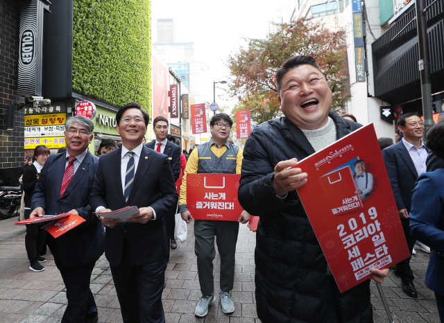 성윤모(왼쪽 두 번째) 산업통상자원부 장관이 31일 서울 중구 명동거리에서 홍보모델인 방송인 강호동씨 등 관계자들과 11월1일 개막하는 ‘2019 코레아세일페스타’를 위한 거리홍보를 하고 있다. /연합뉴스