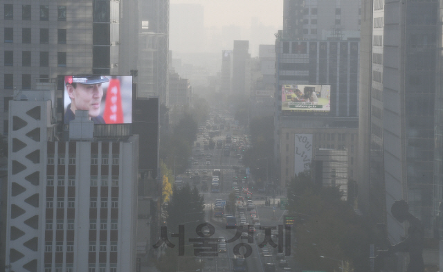 중국발 황사의 영향으로 서울의 미세먼지 농도가 '매우 나쁨' 단계까지 치솟은 1일 서울 종로구 도심이 미세먼지에 갇혀 있다./오승현기자 19.11.01