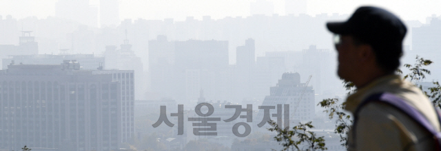 중국발 황사의 영향으로 서울의 미세먼지 농도가 '매우 나쁨' 단계까지 치솟은 1일 인왕산에서 바라본 도심이 희뿌연 미세먼지에 갇혀 있다./오승현기자 19.11.01