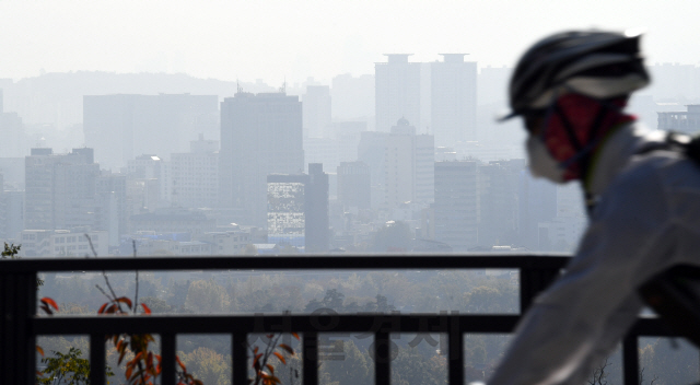 중국발 황사의 영향으로 서울의 미세먼지 농도가 '매우 나쁨' 단계까지 치솟은 1일 인왕산에서 바라본 도심이 희뿌연 미세먼지에 갇혀 있다./오승현기자 19.11.01