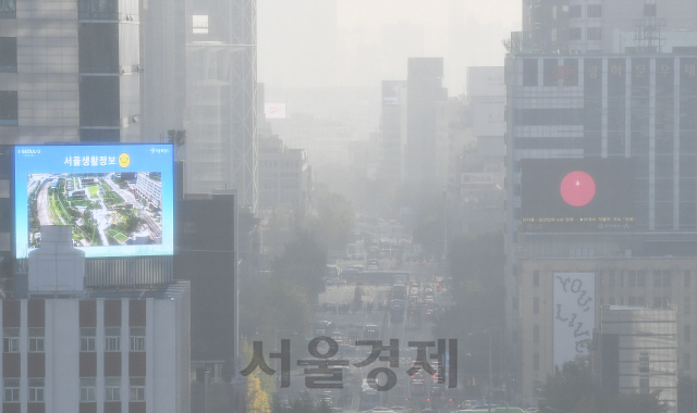 중국발 황사의 영향으로 서울의 미세먼지 농도가 '매우 나쁨' 단계까지 치솟은 1일 서울 종로구 도심이 미세먼지에 갇혀 있다./오승현기자 19.11.01