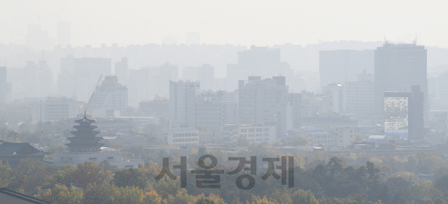 중국발 황사의 영향으로 서울의 미세먼지 농도가 '매우 나쁨' 단계까지 치솟은 1일 인왕산에서 바라본 도심이 희뿌연 미세먼지에 갇혀 있다./오승현기자 19.11.01