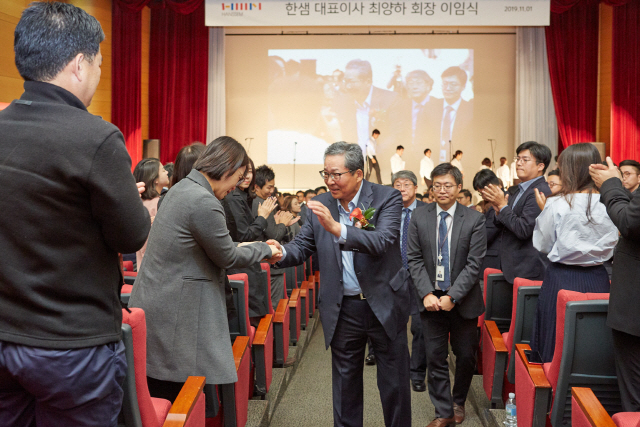 최양하 한샘 회장이 1일 한샘 본사에서 열린 이임식장을 나오면서 한 직원의 손을 잡고 있다. 최양하 회장은 25년 한샘 대표이사를 지내며 한샘의 매출 2조원을 달성한 경영자다. ./ 사진제공=한샘