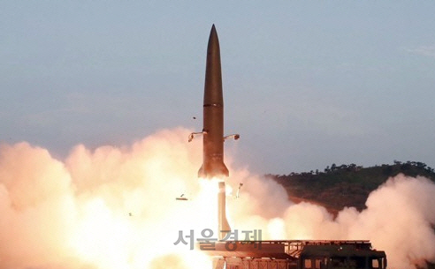 지난 7월 26일 ‘북한판 에이태킴스’로 불리는 단거리 탄도미사일이 표적을 향해 비행하는 모습./연합뉴스
