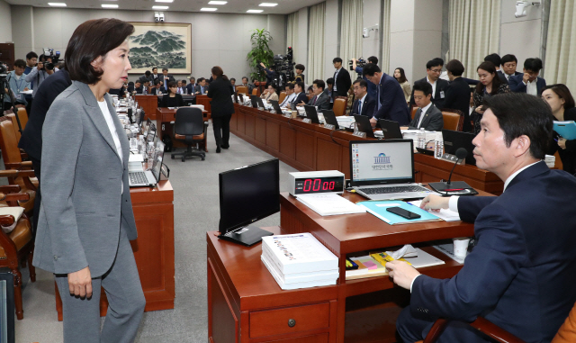 나경원(왼쪽) 자유한국당 원내대표가 1일 오전에 열린 국회 운영위원회의 대통령비서실·국가안보실·대통령경호처 등의 국정감사 오전 질의가 끝나자 운영위원장인 이인영 더불어민주당 원내대표에게 다가가고 있다. /연합뉴스