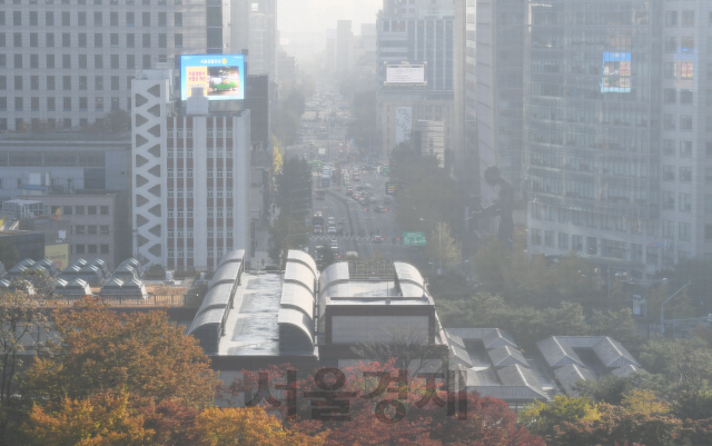 중국발 황사의 영향으로 서울의 미세먼지 농도가 '매우 나쁨' 단계까지 치솟은 1일 서울 종로구 도심이 미세먼지에 갇혀 있다./오승현기자 19.11.01