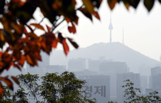 중국발 황사의 영향으로 서울의 미세먼지 농도가 '매우 나쁨' 단계까지 치솟은 1일 인왕산에서 바라본 도심이 희뿌연 미세먼지에 갇혀 있다./오승현기자 19.11.01