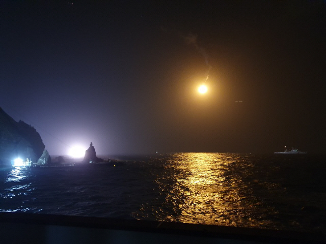 1일 새벽 독도 인근 해상에서 전날 추락한 소방헬기와 탑승인원을 찾는 구조수색 활동이 벌어지고 있다.  /사진제공=경북소방본부