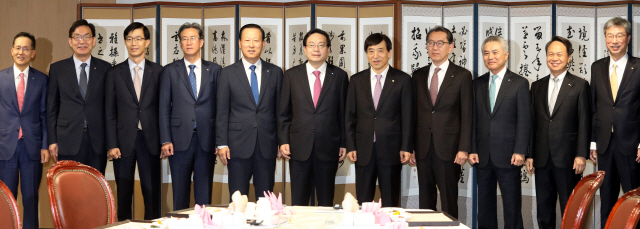 1일 서울 중구 한국은행에서 열린 금융협의회에 앞서 이주열(오른쪽에서 다섯번째) 한국은행 총재가 시중 은행장들과 기념촬영을 하고 있다./연합뉴스