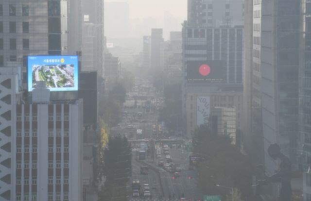 중국발 황사의 영향으로 서울의 미세먼지 농도가 ‘매우 나쁨’ 단계까지 치솟은 1일 서울 종로구 도심이 미세먼지에 갇혀 있다./오승현기자