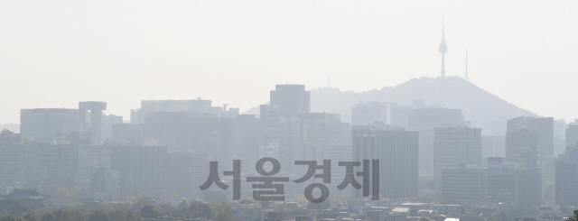 중국발 황사의 영향으로 서울의 미세먼지 농도가 '매우 나쁨' 단계까지 치솟은 1일 인왕산에서 바라본 도심이 희뿌연 미세먼지에 갇혀 있다./오승현기자 19.11.01