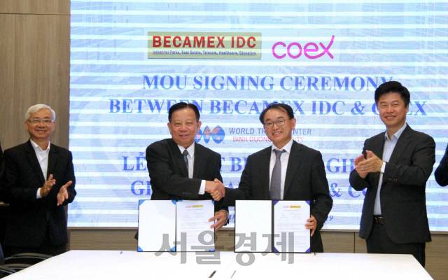 코엑스와 베트남 빈증성 투자개발공사(BECAMEX)가 1일 오후 베트남 빈증성 투자개발공사 회의실에서 전시컨벤션시설 운영과 전시회 개최 협력을 위한 업무협약(MOU)을 체결 하고 있다. 왼쪽부터 빈증성 투자개발 공사(BECAMEX) 팜 응옥 투안 총괄이사, 응이엔 번 훙 회장, 코엑스 강호연 총괄전무, 박래춘 본부장 /사진제공=코엑스